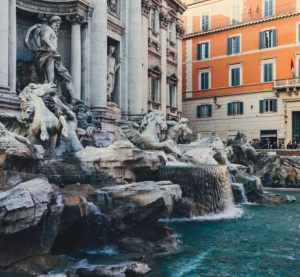 Blick auf den Trevi-Brunnen in Rom.