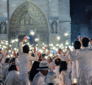 Menschen in wei&szlig;er Kleidung mit Sternenwerfern in der Hand
