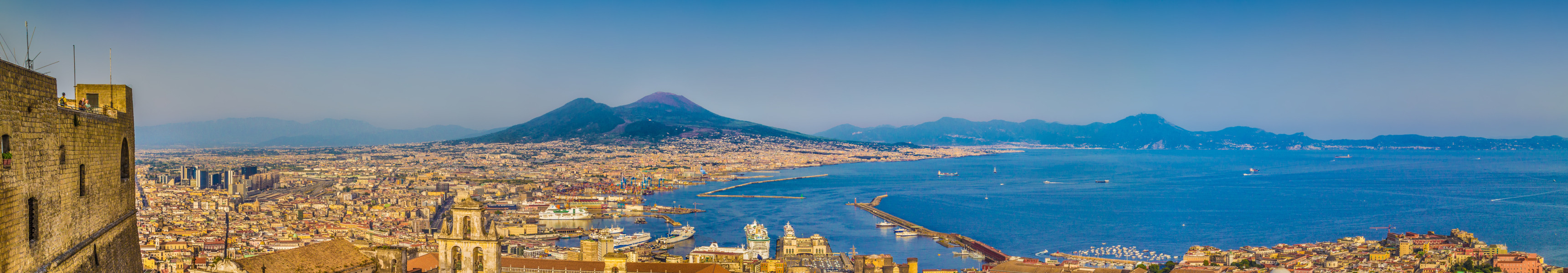 Panoramablick auf Neapel mit dem Golf von Neapel und dem Vesuv im Hintergrund.