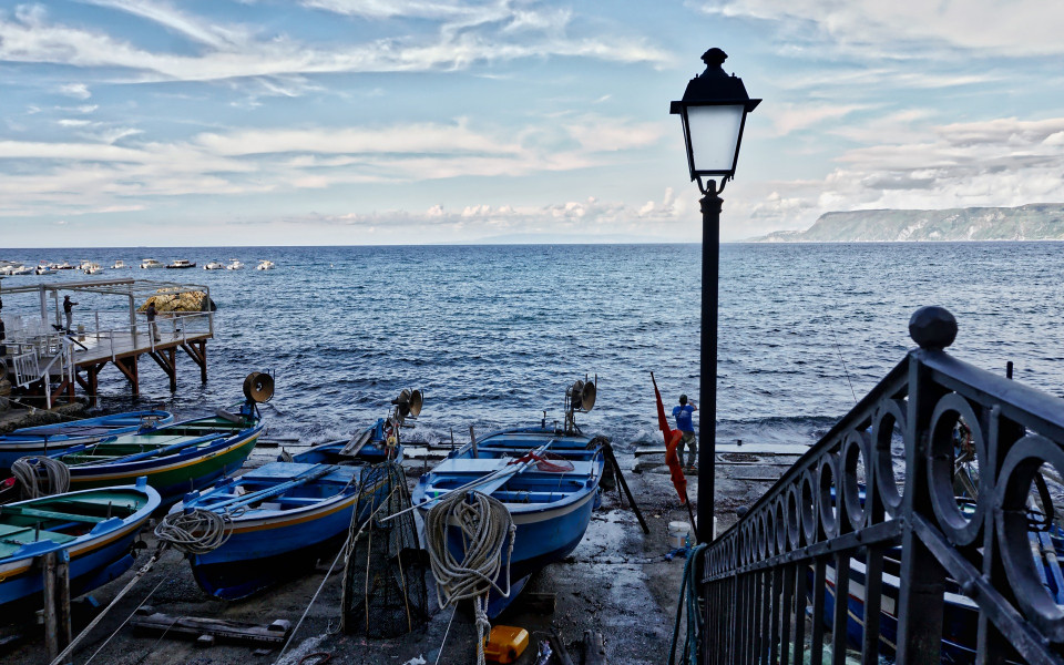 K&uuml;ste von Kalabrien mit Fischerbooten und Meerblick