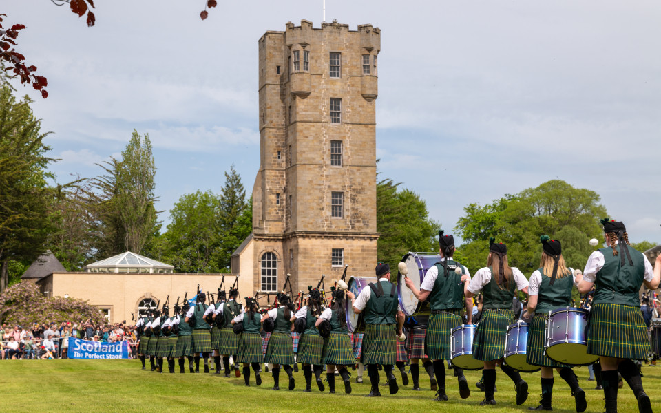 Massive Pipe Bands, Gordon Castle Highland Games, Schottland