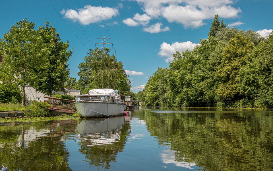 Motorboot auf einem Kanal in Hamburg-Wilhelmsburg 