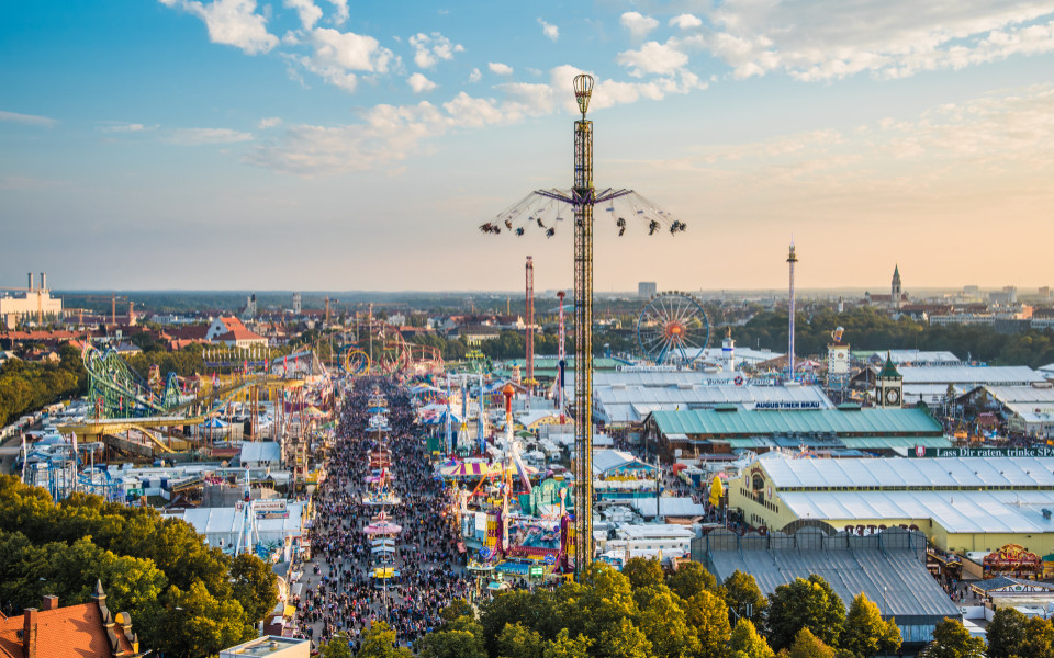 Oktoberfest in M&uuml;nchen mit Blick auf Festzelte und Fahrgesch&auml;fte