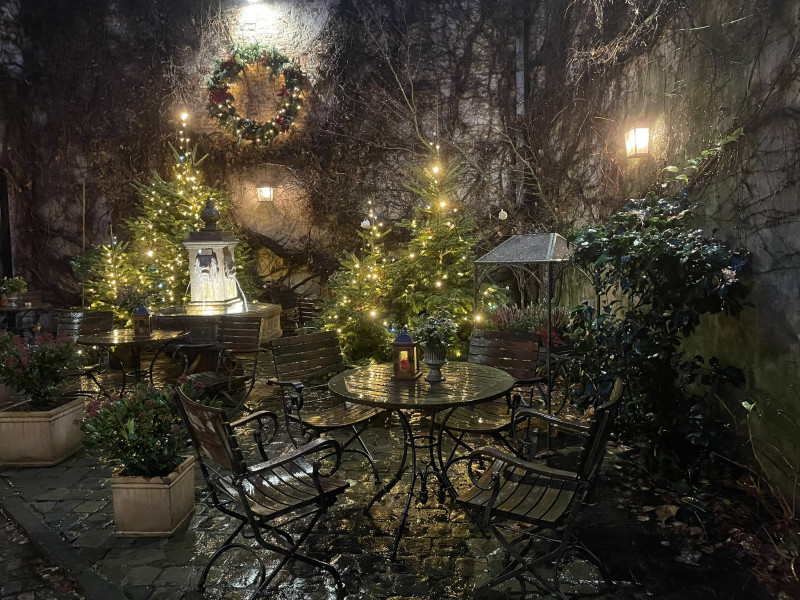 Verwinkelte Gassen und kleine Caf&eacute;s in Br&uuml;gge