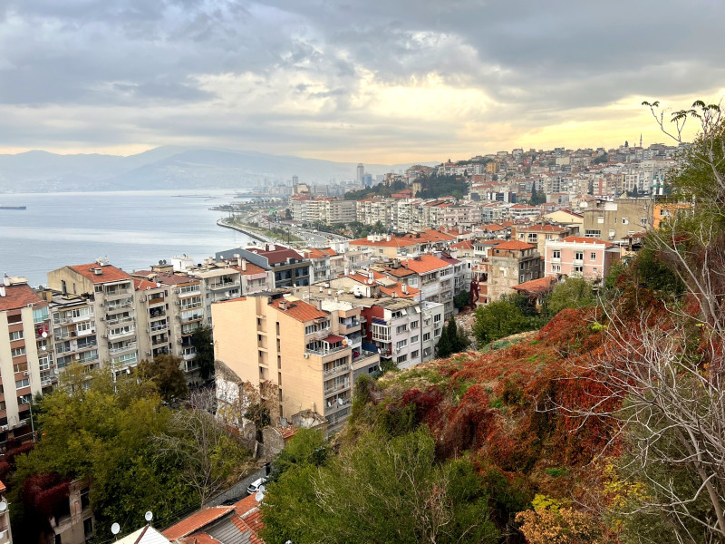 Blick &uuml;ber Izmir mit Hafen und Stadtvierteln an der &Auml;g&auml;is.